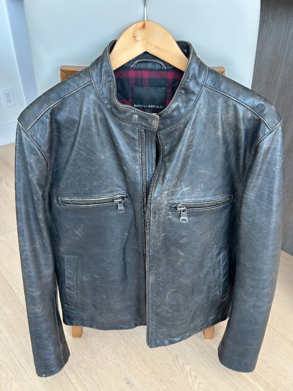 Selling a premium, top-quality Banana Republic men’s biker-style leather jacket.